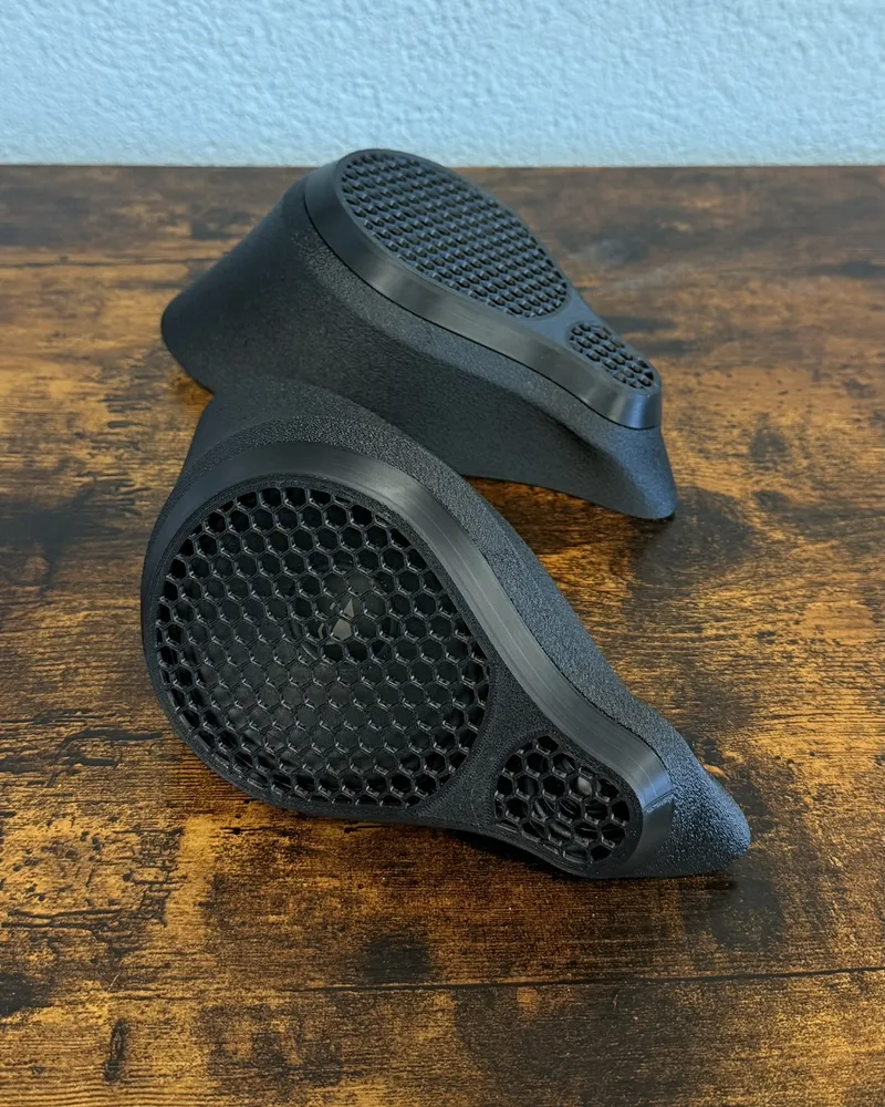 3D drukāti skaļruņu podiumi automašīnas salonam