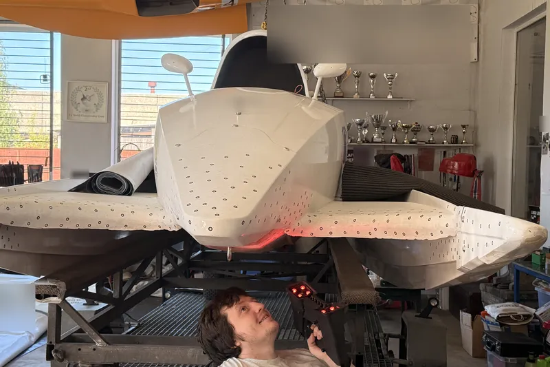 Sacīkšu motorlaivas korpusa 3D skenēšana ar marķieriem